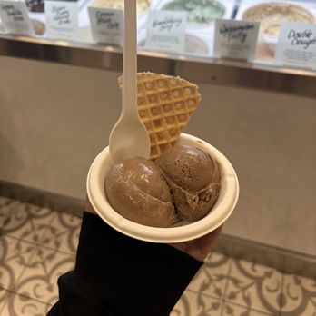 Jeni's Splendid Ice Creams - Double scoop milkiest chocolate ice cream - Ice Cream & Frozen Yogurt Near Me - Los Angeles, California