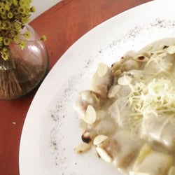 Casa de Maria - Nhoque de moranga e mel com molho bechamel e amendoas.
