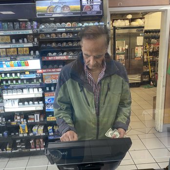 7-Eleven - This dude is the f'n owner, and he doesn't "know" how to ring in items. - Convenience Stores Near Me - San Diego, California