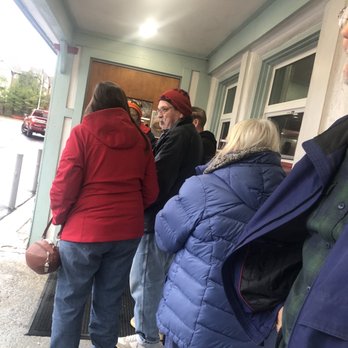 Bearden's - A line to get in.  For sure a winning place. - Burgers Near Me - Rocky River, Ohio