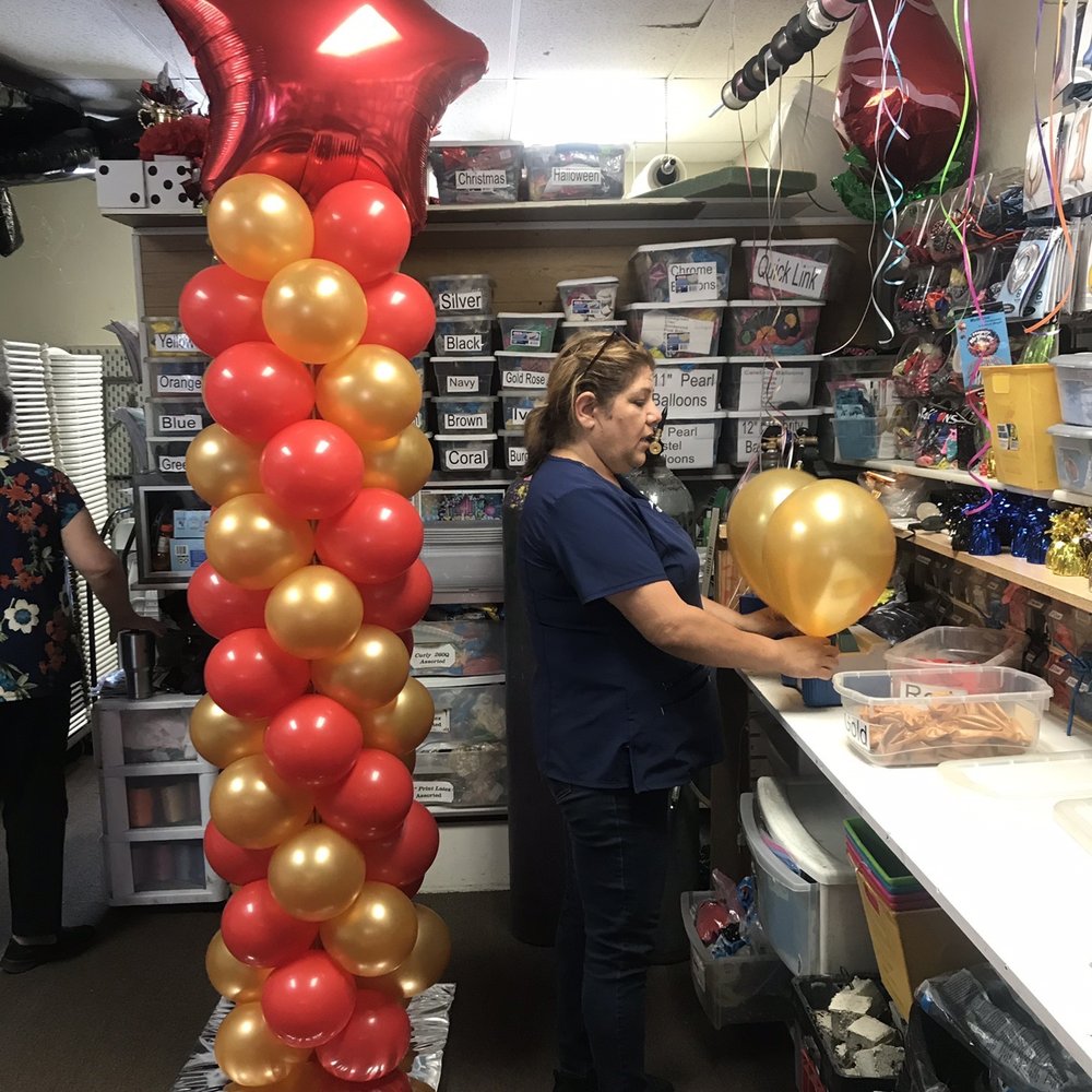 Balloon Designs By Nina - Nina doing her magic - Balloon Services Near Me Balloon Designs By Nina - Nina doing her magic - Balloon Services Near Me