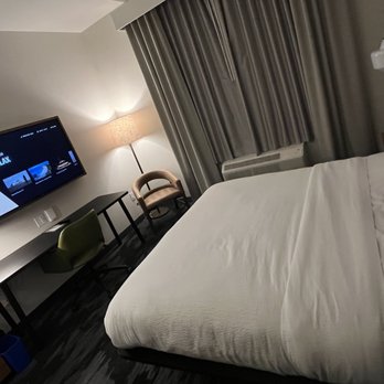 Fairfield by Marriott Inn & Suites Palmdale West - Comfy bed and enough room on all sides of the bed - Hotels Near Me - Palmdale, California