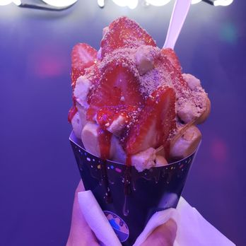 Gaufres & Glaces - Cheesecake bubble waffle cone - Ice Cream & Frozen Yogurt Near Me - Montreal, Quebec