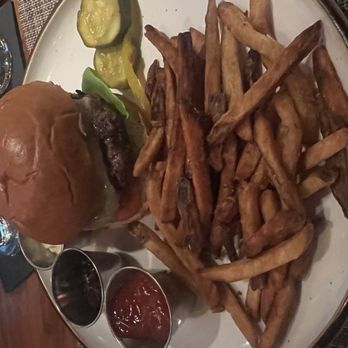 Fin Point Oyster Bar & Grill - Seafood Near Me - Boston, Massachusetts