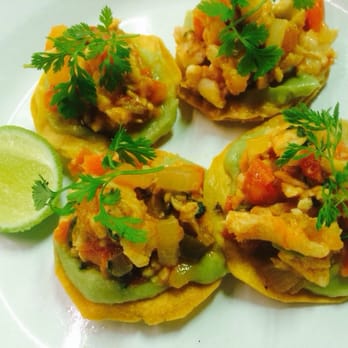 Chido One - Tostadas de marlin ahumado sobre guacamole - Mexican Near Me - Barcelona, B Chido One - Tostadas de marlin ahumado sobre guacamole - Mexican Near Me - Barcelona, B