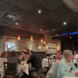 800 Maple - Warm ambience with tables at a comfortable distance.