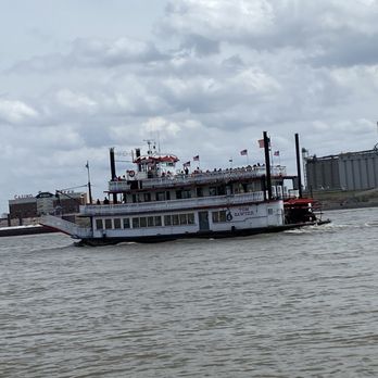 Gateway Arch - Tom Sawyer Paddle boat leaving the dock. - Landmarks & Historical Buildings Near Me - Saint Louis, Missouri