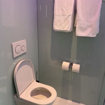 Citizen M - Miami Brickell Hotel - Toilet - Hotels Near Me - Miami, Florida Citizen M - Miami Brickell Hotel - Toilet - Hotels Near Me - Miami, Florida