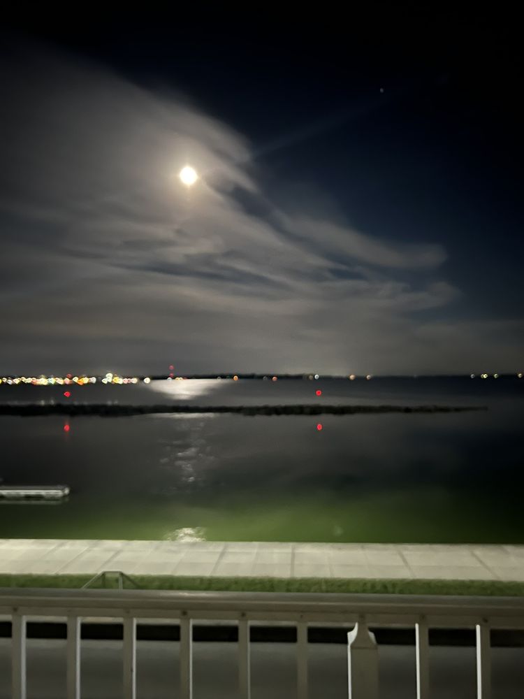 WEST BANK INN Updated September 2024 14 Photos 1055 W Bank Rd