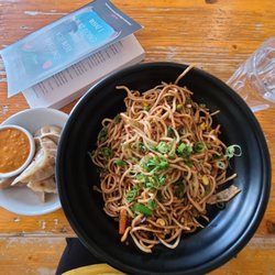 House Of Momo - Veggie chili noodles with mini (5 pcs) chicken steamed momo