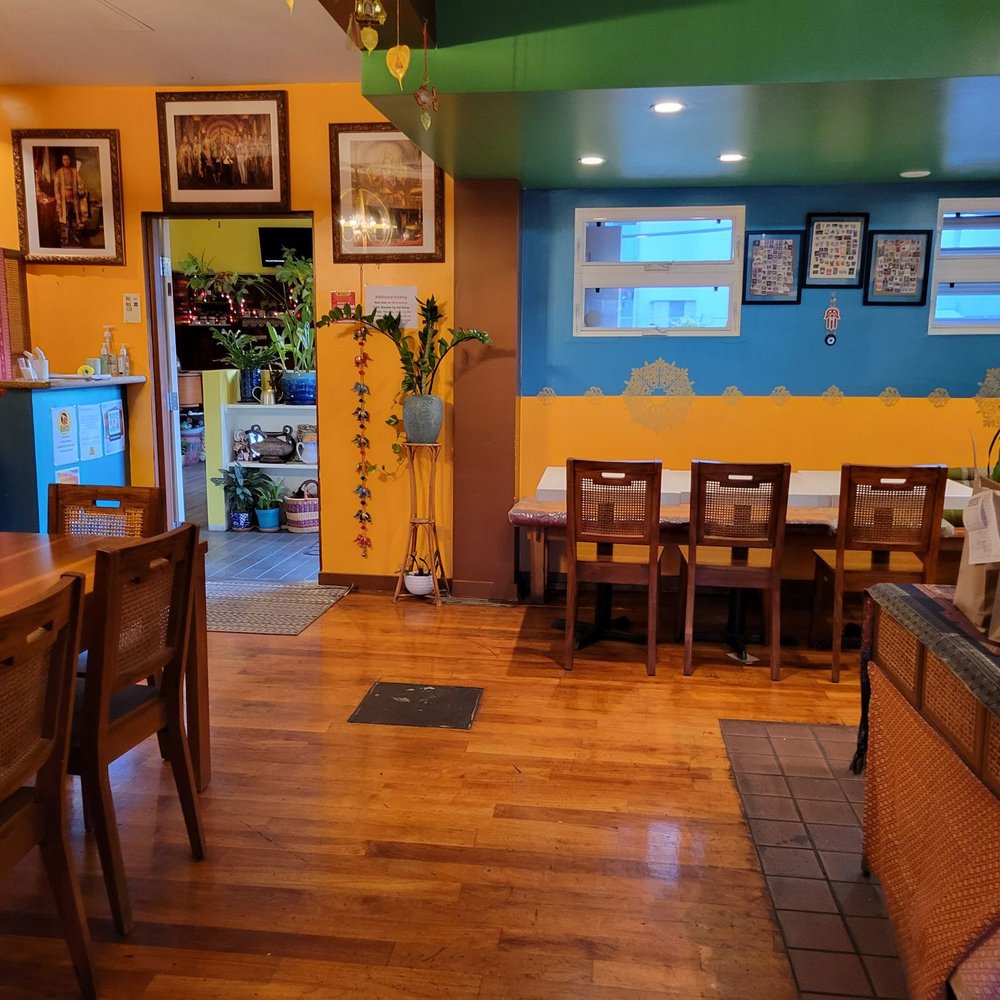 Red Elephant - Inside - Thai Near Me - Honolulu, Hawaii