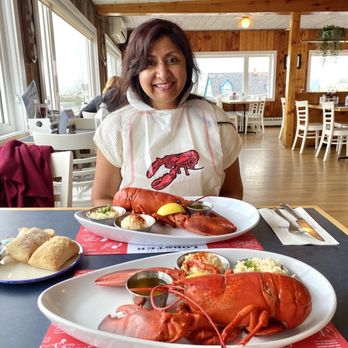 Sou'Wester Gift & Restaurant - Steamed lobsters with great view of the ocean and a nice ambiance - Arts & Crafts Near Me - Peggy's Cove, Nova Scotia