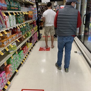 Vons - people shopping in a grocery store - Grocery Near Me - Carlsbad, California