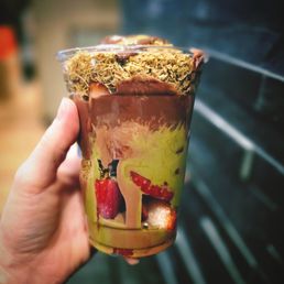 Dubai chocolate pistachio strawberries Dubai chocolate pistachio strawberries