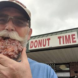 Donut Time - Lonny @donutduster with great apple fritter!