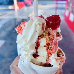 Dairy Kurl - Small strawberry sundae