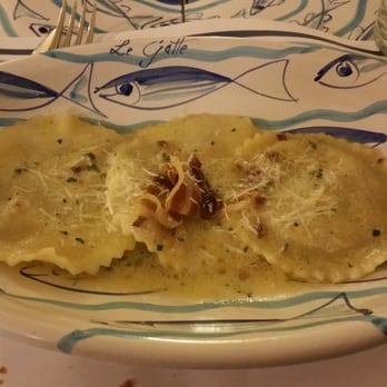Le Gatte - Ravuili ripieni di formaggi e melanzane, serviti su un letto di crema ai formaggi e ricoperti da pancetta croccante - Italian Near Me - Castellabate, SA