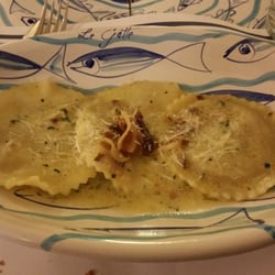 Le Gatte - Ravuili ripieni di formaggi e melanzane, serviti su un letto di crema ai formaggi e ricoperti da pancetta croccante