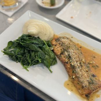 IL Gabbiano - Salmon lunch - Italian Near Me - New Haven, Connecticut IL Gabbiano - Salmon lunch - Italian Near Me - New Haven, Connecticut