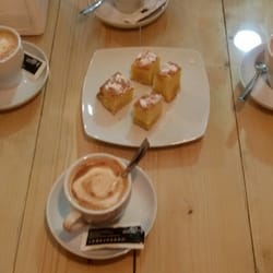 Novales - Cafe con leche y bizcocho de naranja
