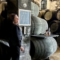 Lustau - Nuestro guía nos explica las marcas de las barricas mientras degustamos oloroso. | Our guide explaining the marks while we taste oloroso.