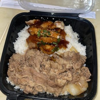Yoshinoya - Long Beach Blvd - You can see the amount they give here of chicken or beef. It's always different - Fast Food Near Me - Compton, California Yoshinoya - Long Beach Blvd - You can see the amount they give here of chicken or beef. It's always different - Fast Food Near Me - Compton, California