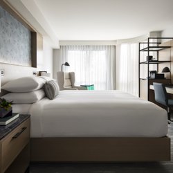 Vancouver Airport Marriott Hotel - Unpack and unwind in a stylish Deluxe Room with a queen bed and spacious floor plan.