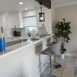 Specialty Home Staging - Kitchen bar