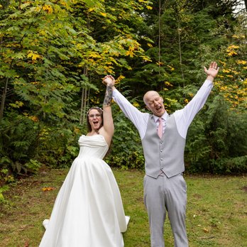 Leanna Little Photography - Bride and groom celebrating - Session Photography Near Me Leanna Little Photography - Bride and groom celebrating - Session Photography Near Me