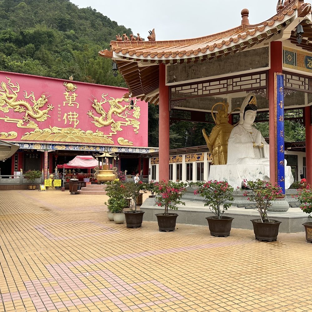 萬佛寺 - Courtyard - Buddhist Temples Near Me - Hong Kong, HK