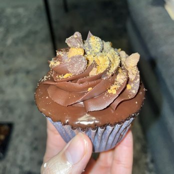 Molly's Cupcakes - Chocolate and Peanut Butter (The Ron Bennington) - Desserts Near Me - Chicago, Illinois