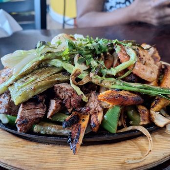 Los Chamacos Mexican Restaurant - Trio Fajitas - Mexican Near Me - Arlington, Virginia