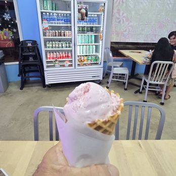 Castaways Ice Cream - Strawberry cream - Ice Cream & Frozen Yogurt Near Me - Honolulu, Hawaii