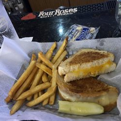 Chatters Bar and Grill - Grill cheese