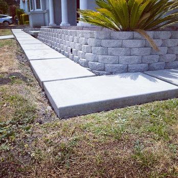 41 Construction - a concrete block retaining wall with a planter - General Contractors Near Me 41 Construction - a concrete block retaining wall with a planter - General Contractors Near Me