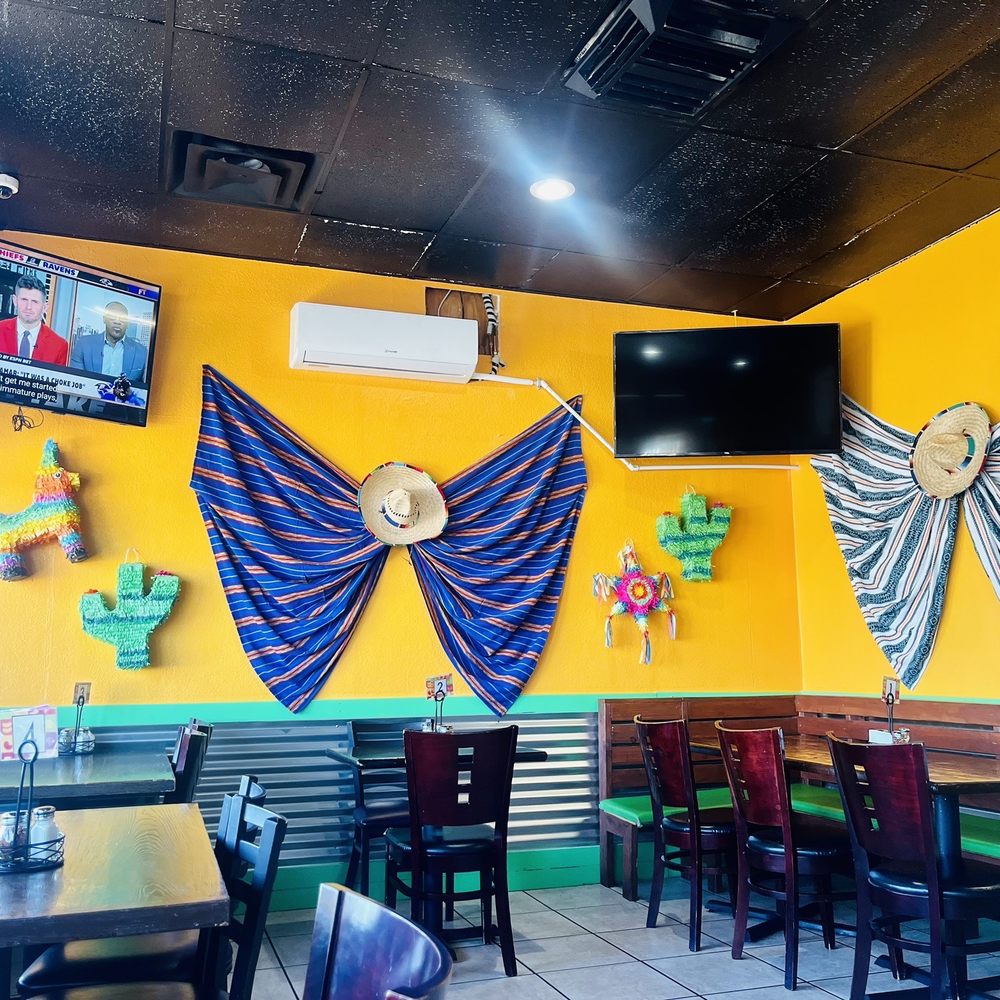 La Cocina de Mamá - Dining area - Mexican Near Me - Palmdale, California La Cocina de Mamá - Dining area - Mexican Near Me - Palmdale, California