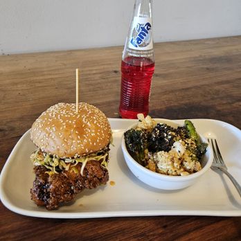Lunchboxx - Chicken sandwich with broccoli and cauliflower side with strawberry Fanta - American Near Me - Denver, Colorado