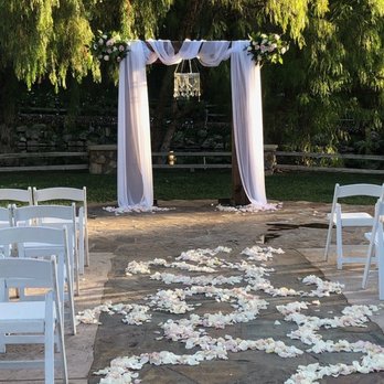 Finicky Flowers - Wedding alter floral arrangement - Florists Near Me - Murrieta, California Finicky Flowers - Wedding alter floral arrangement - Florists Near Me - Murrieta, California