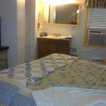San Anselmo Inn - Right side of the bed. Extra vanity - Hotels Near Me - San Anselmo, California
