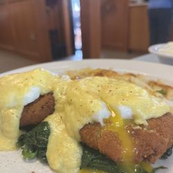 Paramount Diner - Crab cake eggs Benny!