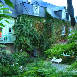 Douce France - Vue de la cour pavée