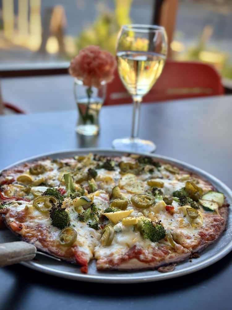 ZACHARY’S CHICAGO PIZZA Updated August 2024 425 Photos & 303