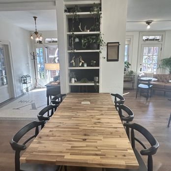 Westphalia Inn - Long table - Hotels & Travel Near Me - Westphalia, Missouri