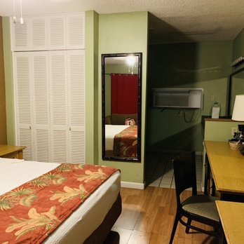 Caliente Tropics Resort - Old... room - Hotels Near Me - Palm Springs, California Caliente Tropics Resort - Old... room - Hotels Near Me - Palm Springs, California