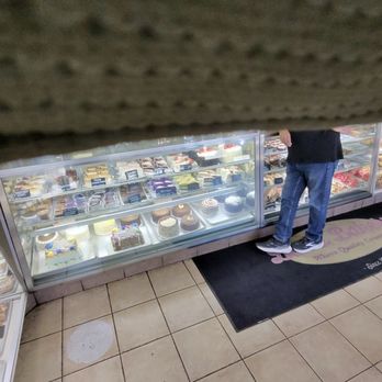Bea's Bakery - Display case - Bakeries Near Me - Tarzana, California