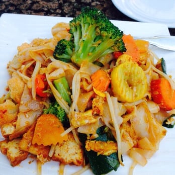 R'noh Thai - Pad se ew with tofu - Thai Near Me - Larkspur, California R'noh Thai - Pad se ew with tofu - Thai Near Me - Larkspur, California