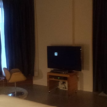 Hôtel Gault - TV on trolley cart. - Hotels Near Me - Montreal, Quebec