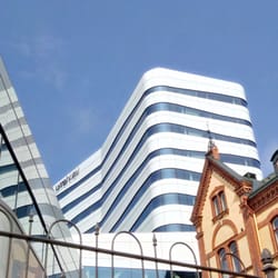 U&Me - Kulturhuset i Umeå och hotellet U&Me är inhysta i samma, gigantiska byggnad. Men fasaden reflekterar omgivningen, snarare än dominerar den.