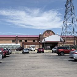 The front entrance. Inside there are various restaurants including a high-end steakhouse, casual bar and restaurant, and a fast food deli.