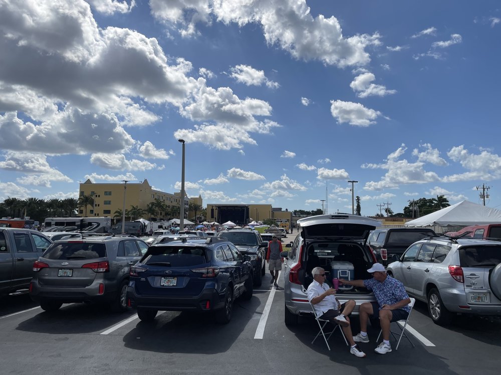 Outside The Lunchbox Logo